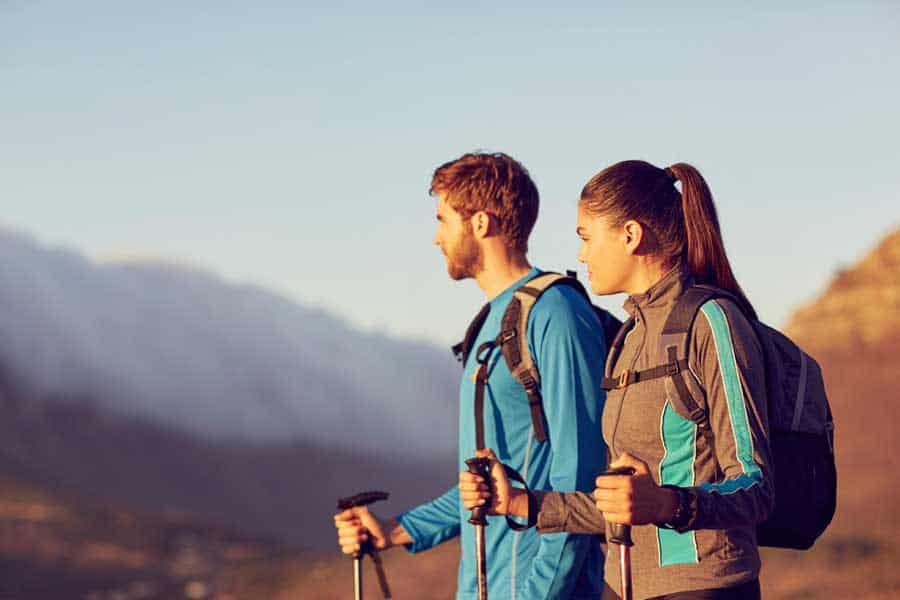 pareja haciendo trekking