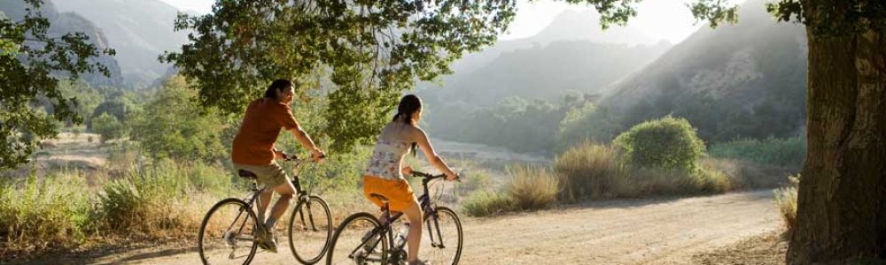 pareja montando en bici