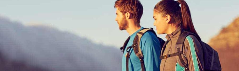 pareja haciendo trekking
